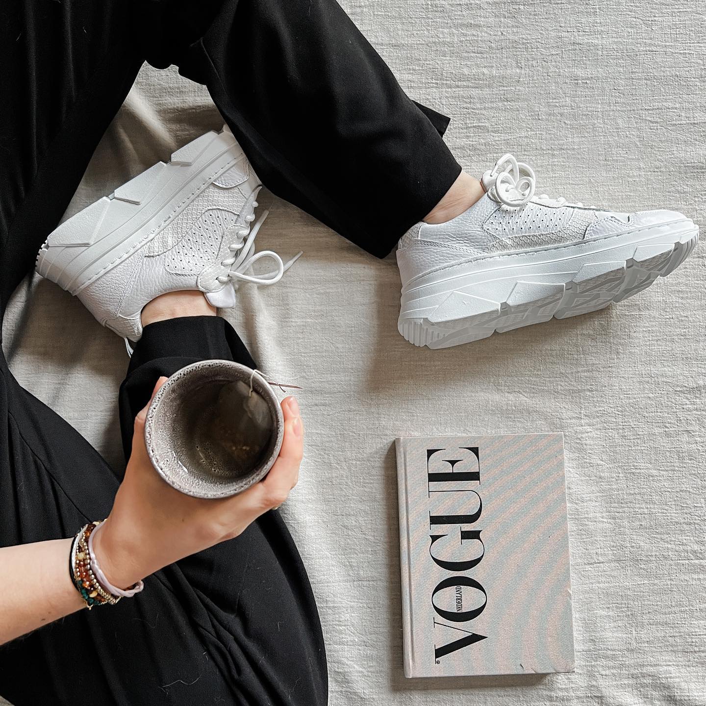 Our FAVE white sneakers😍 Witte sneakers maken elke outfit af! Een must in je garderobe👟
#sneakers #musthave #newcollection #bestseller #favorite #vogue #bloggerstyle #juulbelle #byjet #sneakeraddict #sneakerlove